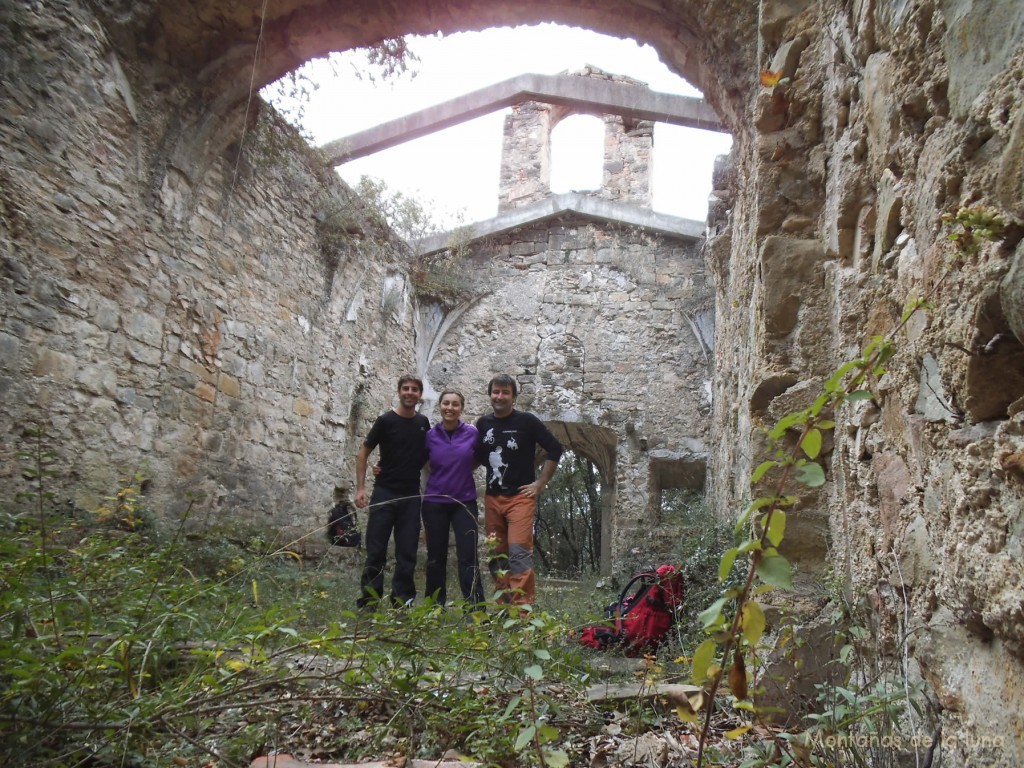 Fran, Patri y Joaquín en la Iglesia de la Mare de Dèu de Mont-ros